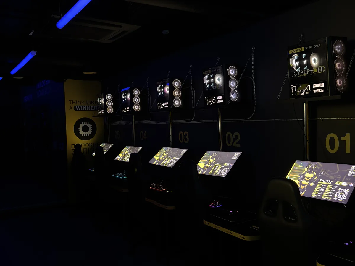 Ігрова зала з синім неоном на стелі — CYBERION Нагорка