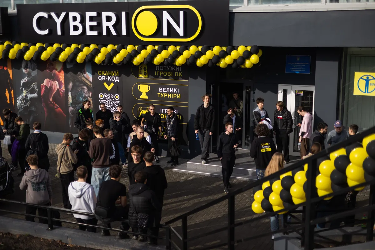Фасад клубу вдень із фірмовою вивіскою — CYBERION Тополя